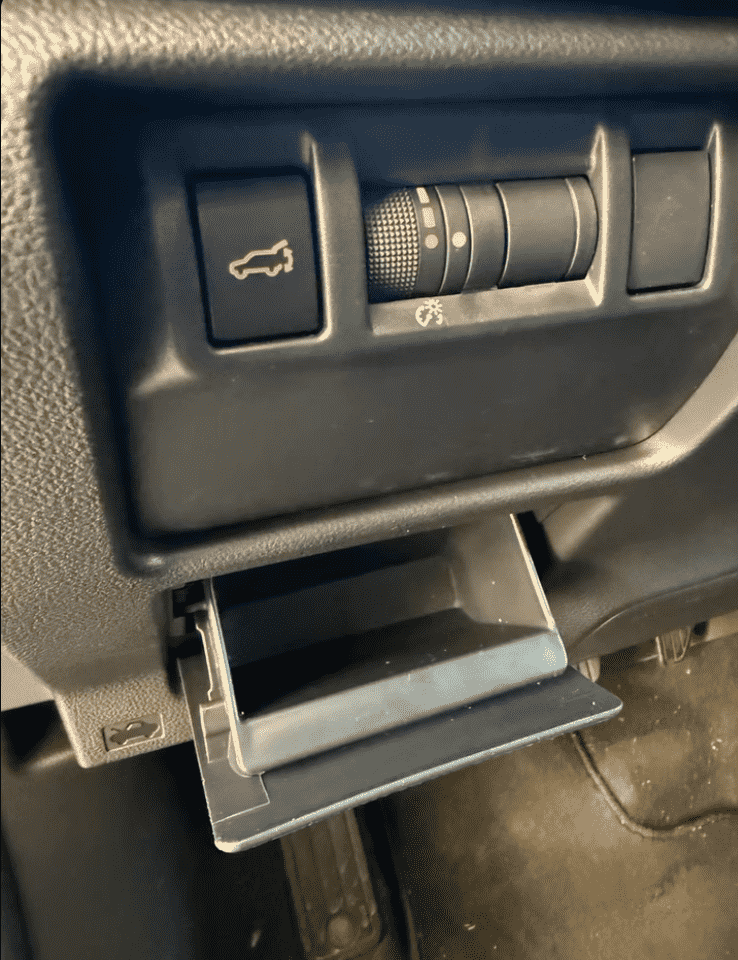 Xevaban.com ở 214 Giải Phóng là đơn vị chuyên cung cấp phụ kiện oto, đồ chơi oto, đồ chơi subaru forester, phụ kiện subaru forester, xevaban, 214 giải phóng,  hộp đựng cầu chì forester, ngăn đựng đồ forester.